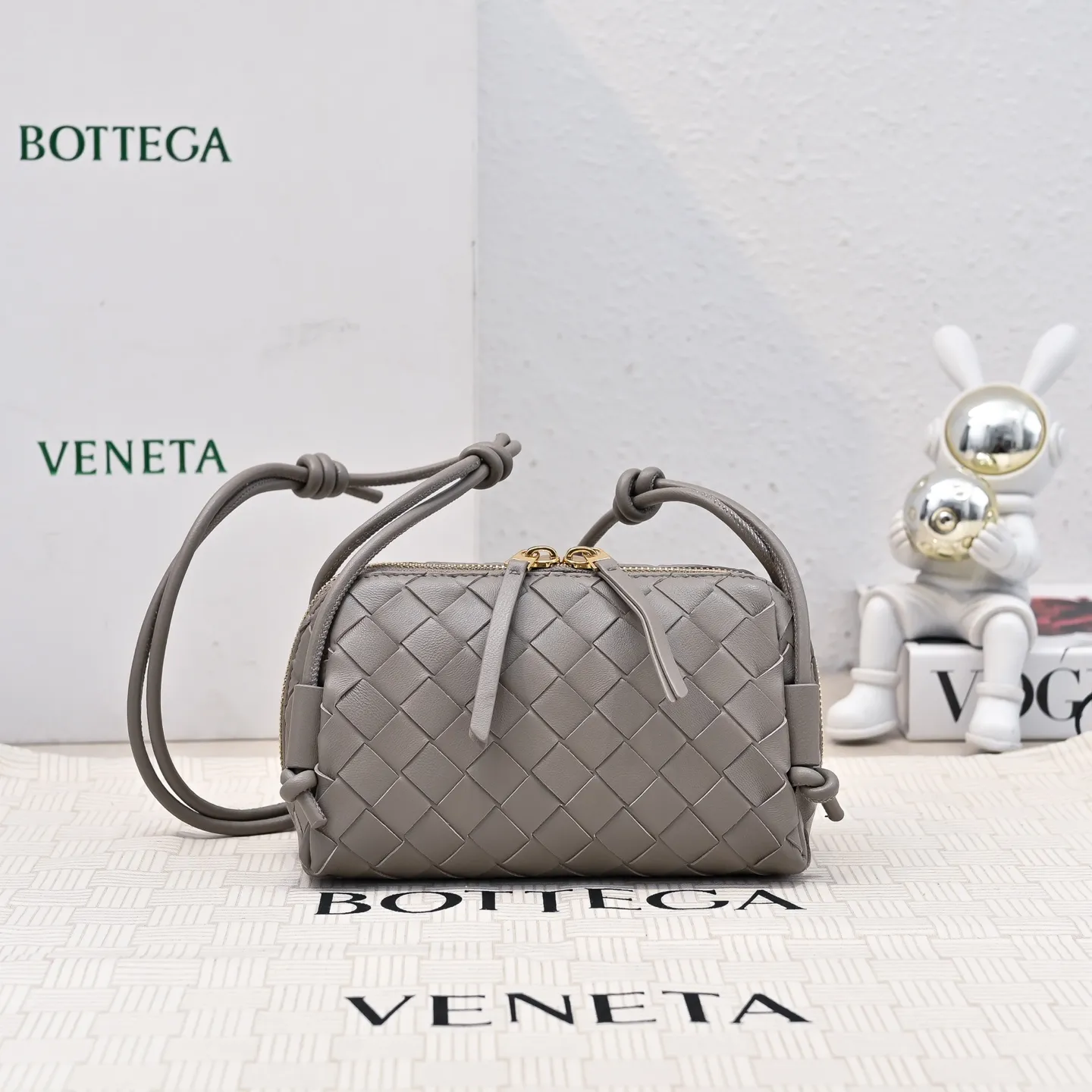 Batch 1260 #Bv The new Concert pouch is the most beautiful and practical mini bag I have ever seen 🎈 The bag body adopts the classic lntrecciato weaving process✅ It is equipped with a leather double-headed zipper, the opening is wide, easy to take and put, the shoulder strap knot can be slid to adjust the length freely, that is, 🉑️crossbody/underarm, and can be used as a clutch bag. Small body, large capacity, so practical! The key is that it is extremely versatile! Come and buy this small, exquisite, beautiful and versatile bag 👍 Model: 4258 Size: 18.5*11.5*8.5